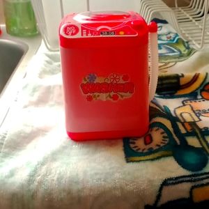 I am selling a small working washing machine